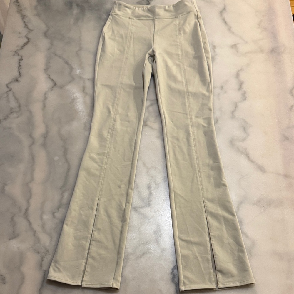 ALO Airbrush Flutter Leggings - Cream/Tan - Picture 2 of 9
